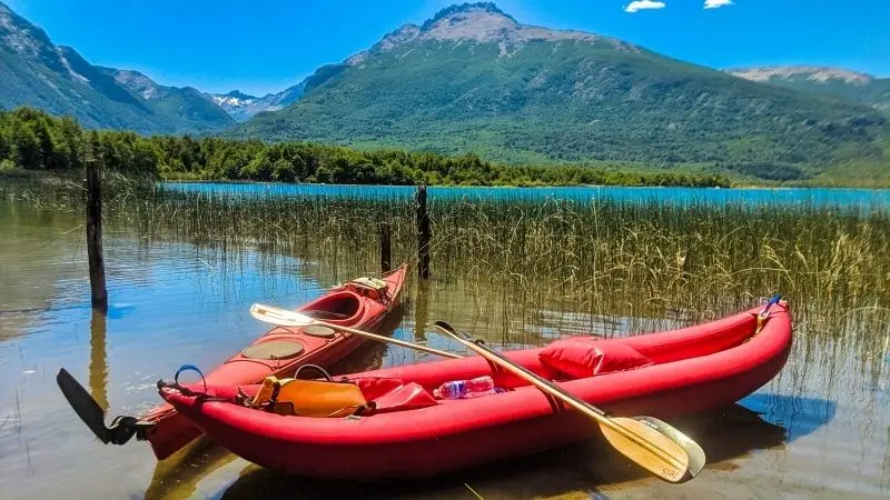 Thuyền kayak trên hồ đẹp, không gian mát mẻ cho những chuyến đi thư giãn.