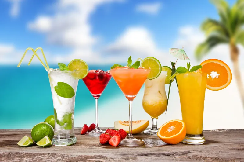 Làm mới thiết bị với hình nền cocktail mùa hè đầy màu sắc