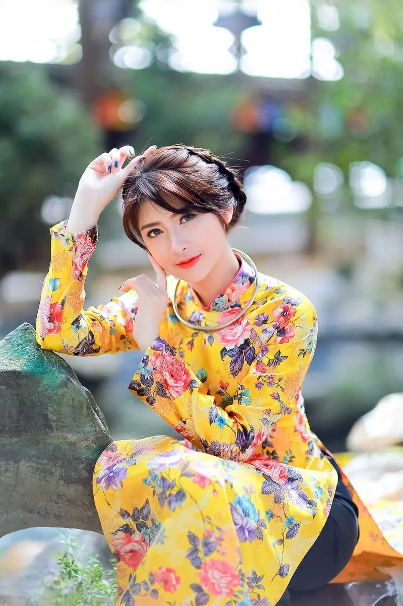 Thanh lịch trong những cô gái Việt Nam xinh đẹp mặc Ao Dai truyền thống