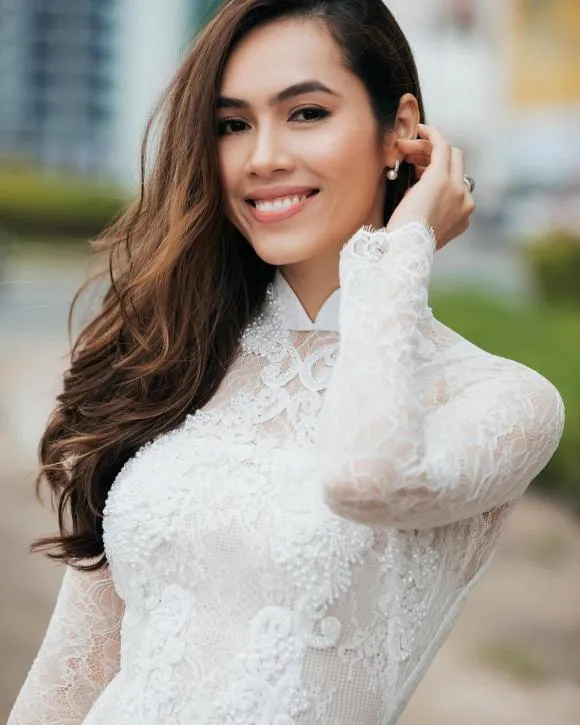 Runner -Up hoang của tôi với một nụ cười rạng rỡ