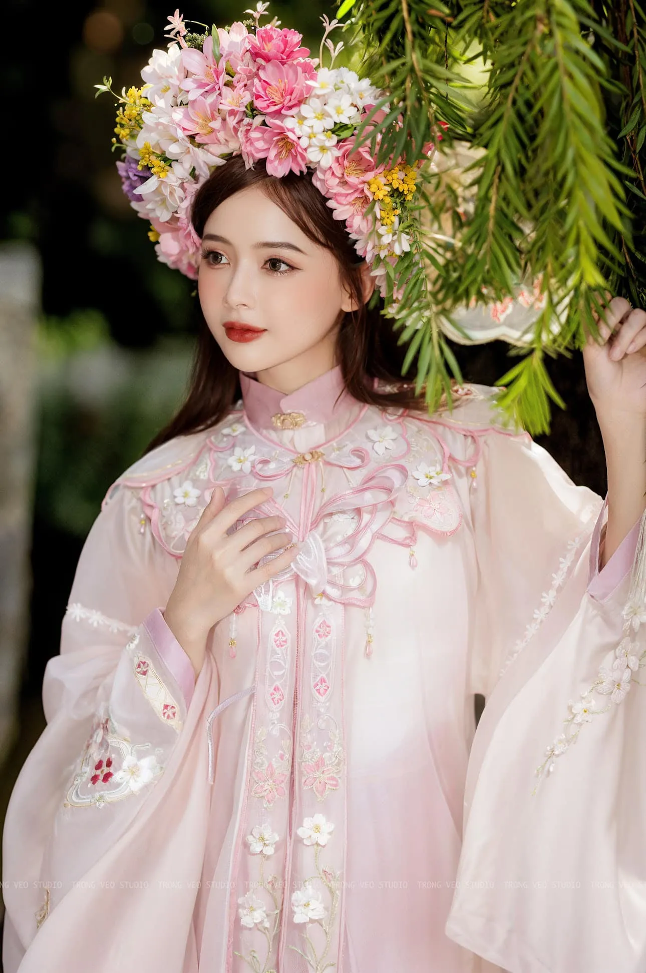 Thời trang của Le Ly Lan Huong đầy hấp dẫn.