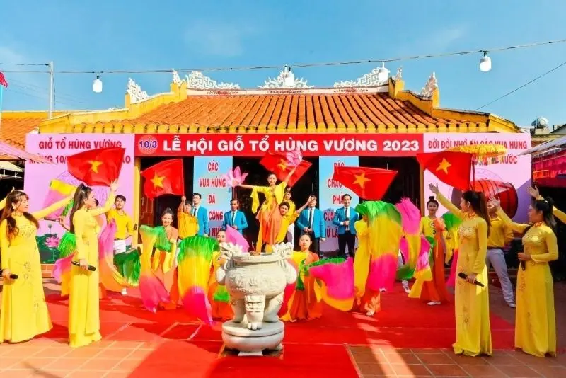 Du khách hào hứng khám phá Lễ hội Temple King Hung