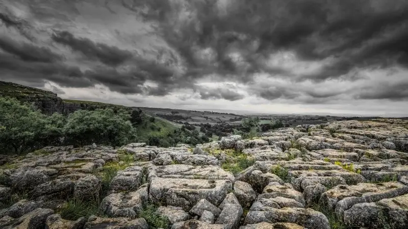 Vách đá đá vôi tráng lệ ở giữa tự nhiên, tạo ra một khung cảnh độc đáo.