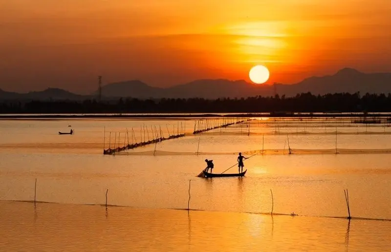 Hoàng hôn đẹp ở làng Việt Nam yên bình