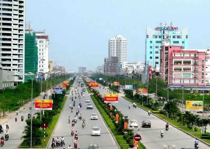 Cảnh quan thành phố trong đêm lung linh với ánh sáng đầy đủ.