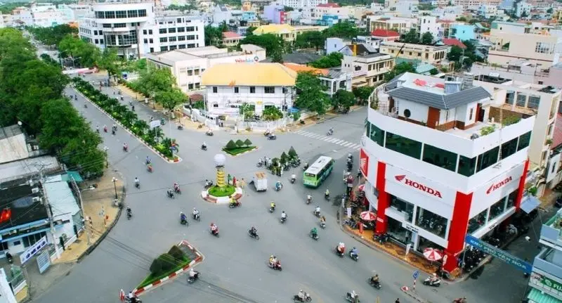 Thành phố vào ban đêm, phong cảnh ánh sáng sáng trên bầu trời xanh trong vắt.