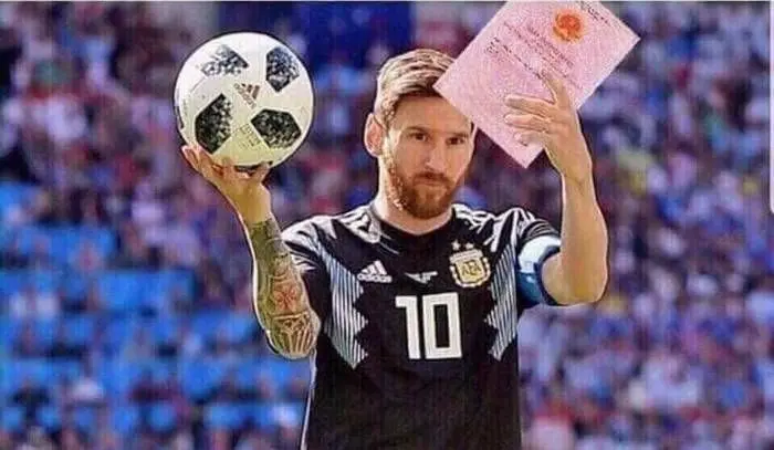 Messi Meme giữ cuốn sách màu đỏ của bạn