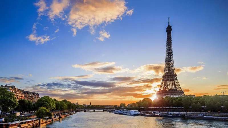 Tháp Eiffel Paris lung linh dưới ánh đèn, hình nền hoàn hảo