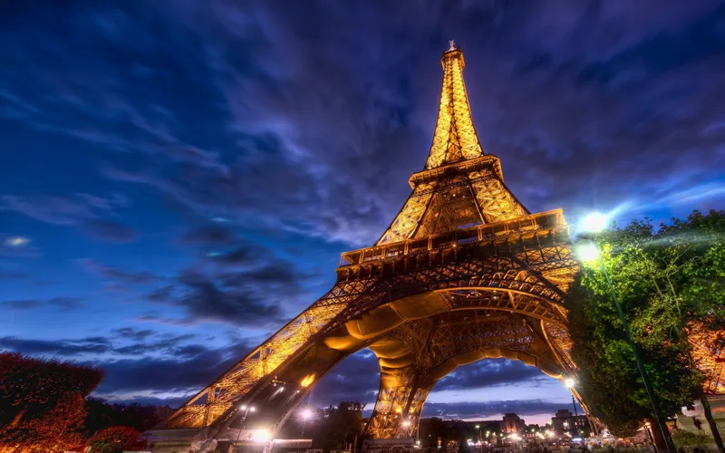 Tháp Eiffel dưới ánh sáng rực rỡ, hình nền Paris đẹp nhất