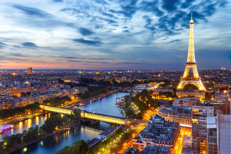 Khám phá Paris mơ với hình nền tháp Eiffel lãng mạn