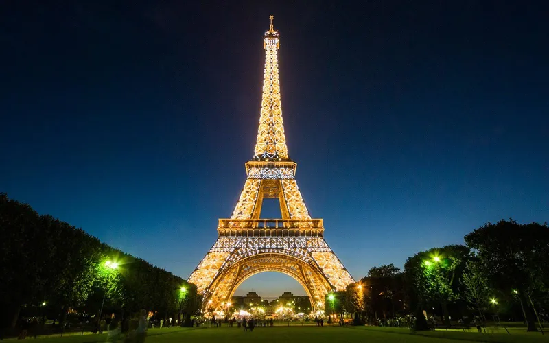 Tháp Eiffel lãng mạn, đưa không gian Pháp đến gần bạn hơn