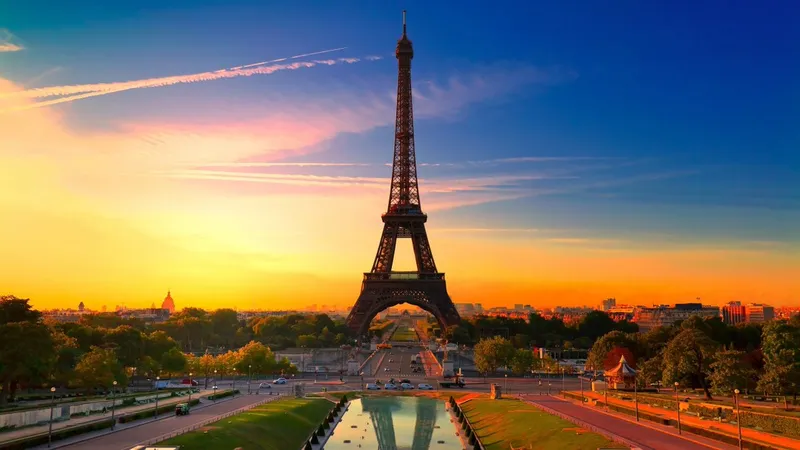 Làm mới thiết bị với hình nền tháp Eiffel lãng mạn nổi bật