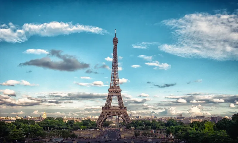 Hình nền tháp Eiffel vào ban đêm, tái tạo lại vẻ đẹp mê hoặc của Paris