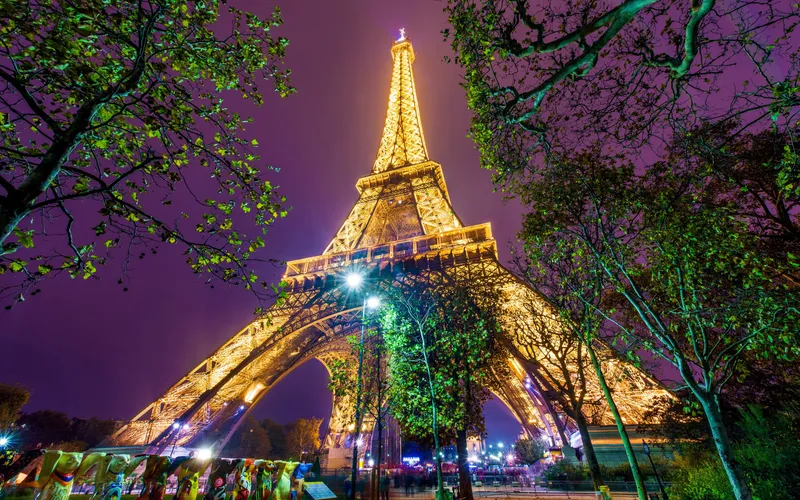 Người đẹp Paris thơ mộng qua hình nền Tháp Eiffel đầy cảm xúc