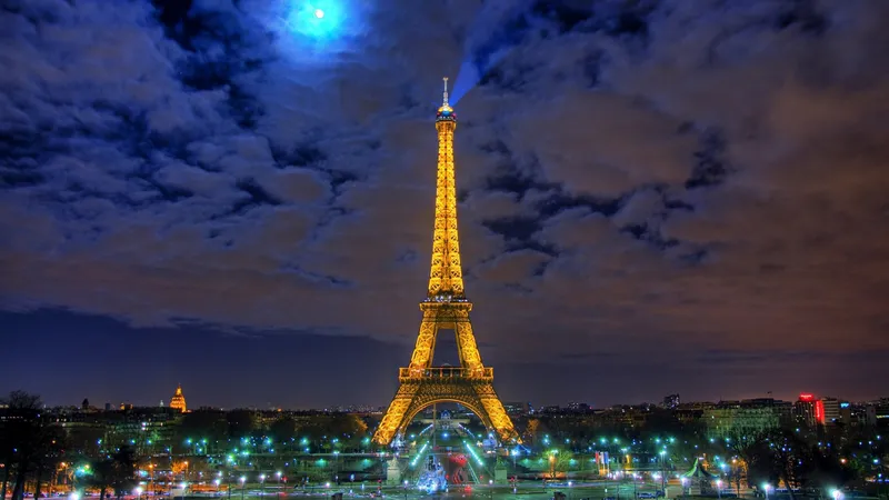 Truyền cảm hứng tình yêu với hình nền Tháp Eiffel lãng mạn