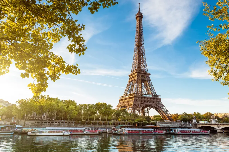 Hình nền tháp Eiffel lãng mạn, phù hợp cho tất cả các không gian sống