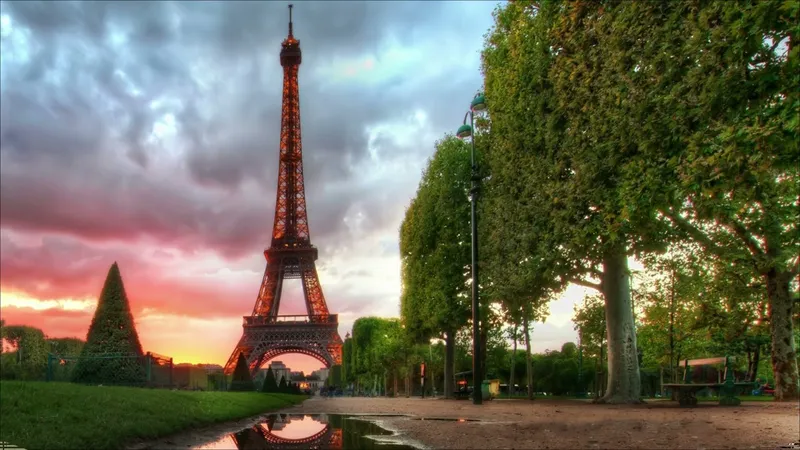 Đưa Paris vào một không gian sống với hình nền Tháp Eiffel lãng mạn