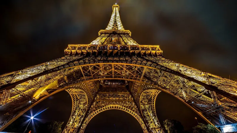 Hình nền Tháp Eiffel lãng mạn, tái tạo lại vẻ đẹp tượng trưng của Paris