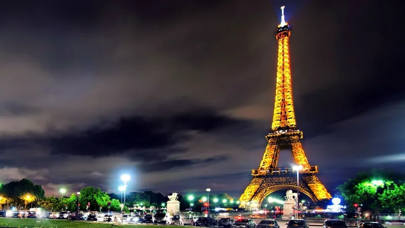 Cảm nhận sự bình yên qua từng hình nền Tháp Eiffel lãng mạn