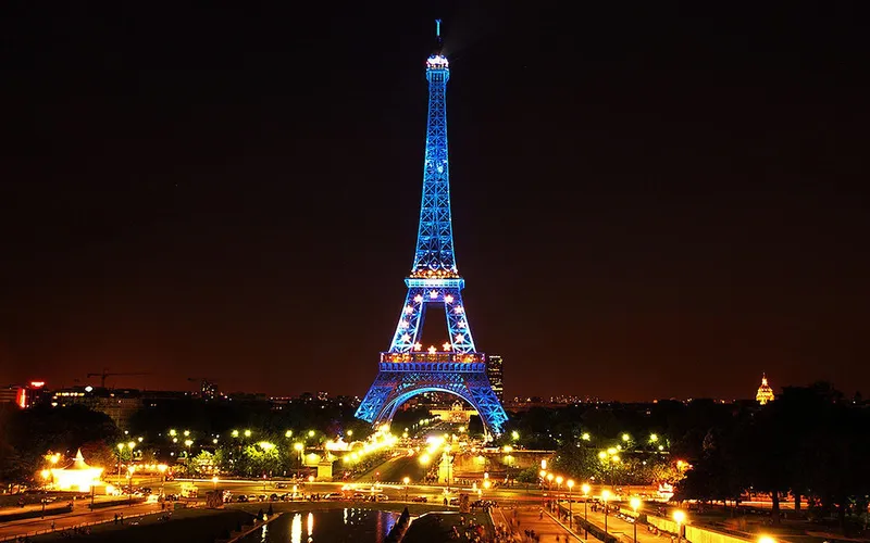 Cái nhìn huyền ảo của Tháp Eiffel đêm qua