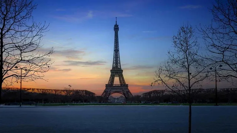 Hình nền tháp Eiffel lãng mạn, sự lựa chọn hoàn hảo cho Ngày lễ tình nhân