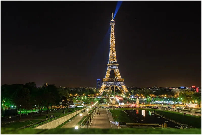 Hình nền tháp Eiffel Paris trong hoàng hôn rực rỡ