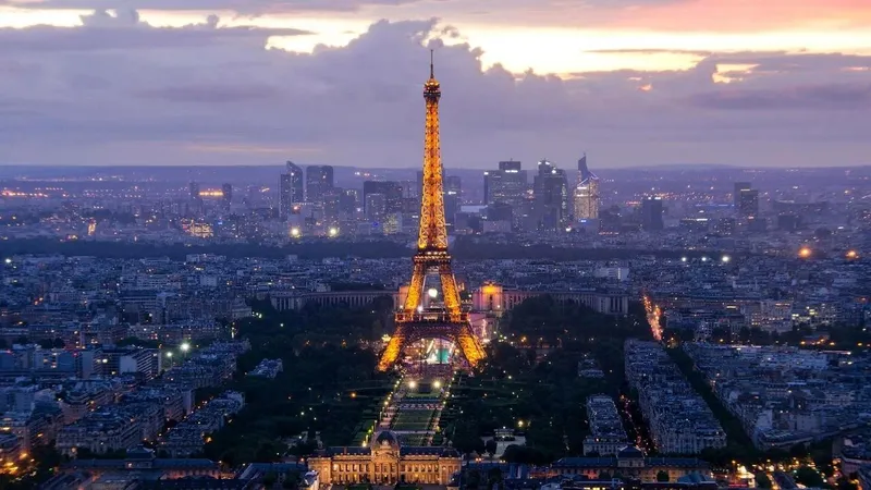 Người đẹp Paris lãng mạn qua hình nền Tháp Eiffel vào lúc hoàng hôn