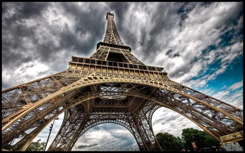 Tháp Eiffel Paris bằng vàng cam, hình nền nổi bật