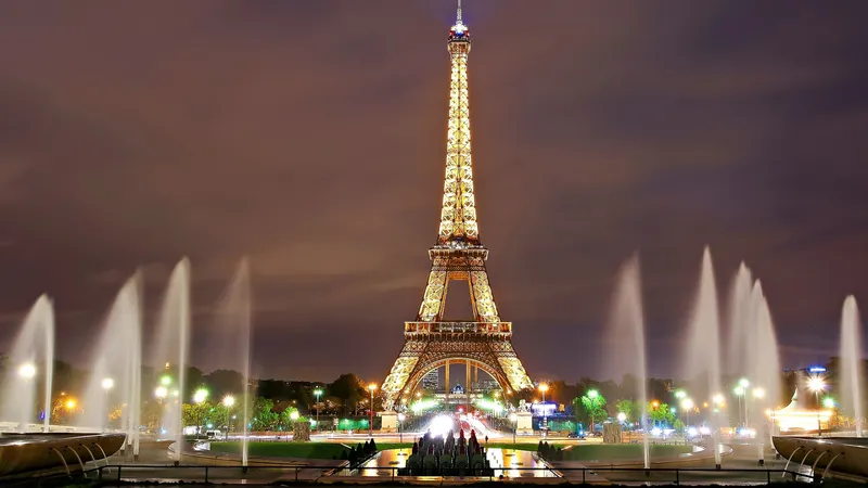 Tháp Eiffel tuyệt vời vào buổi chiều, hình nền không thể bị bỏ qua