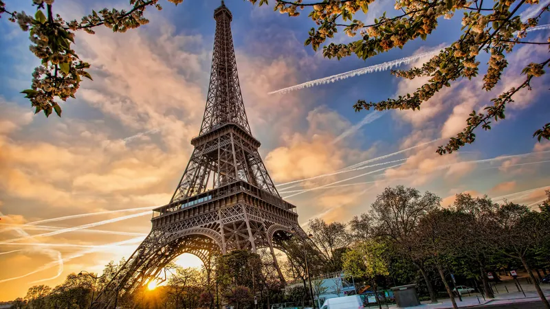 Tạo một điểm nổi bật đặc biệt với hình nền Tháp Eiffel vào ban đêm