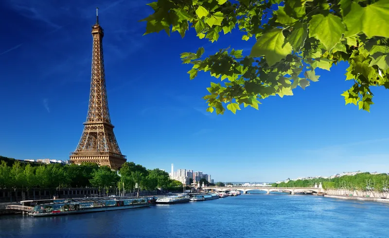 Vẻ đẹp cổ điển của Tháp Eiffel đêm qua