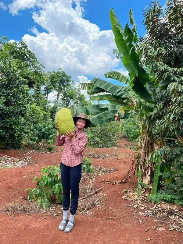 Tải xuống hình ảnh của một cô gái nông thôn xinh đẹp với mái tóc mịn màng