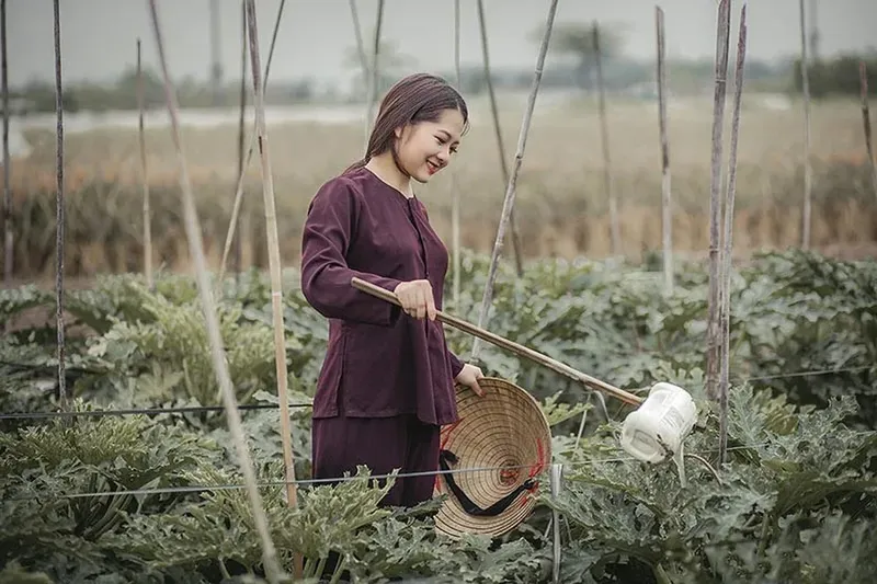 Vẻ đẹp nhẹ nhàng trong hình ảnh của một cô gái nông thôn xinh đẹp