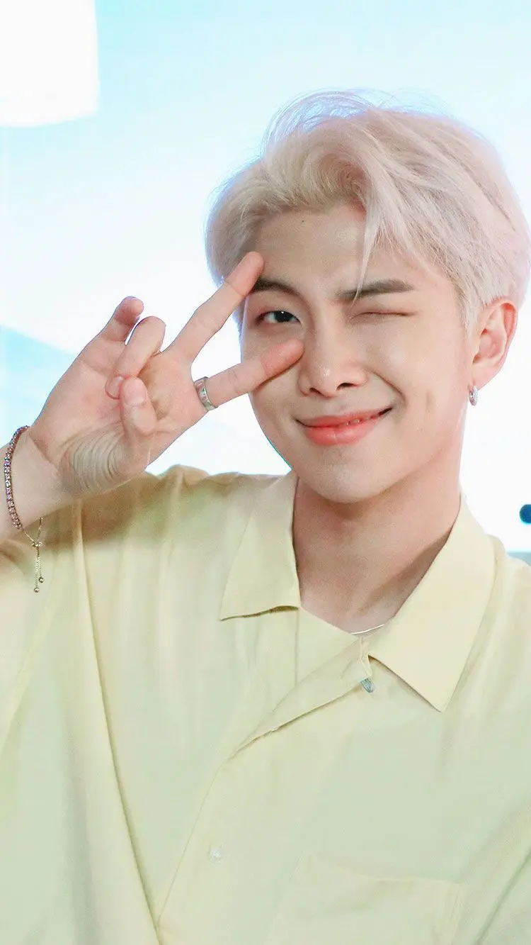 RM BTS và micrô trong tay