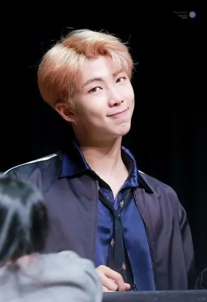 RM BTS trông nghiêm túc