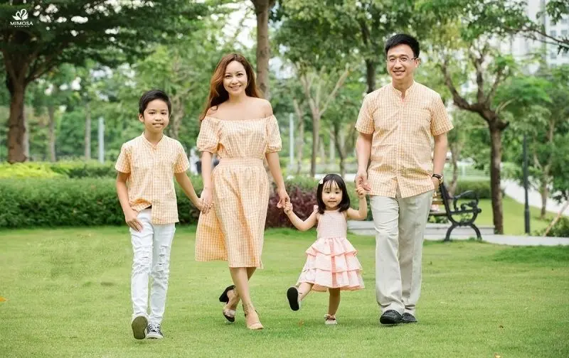 Happy Family Photo 4 người cảm xúc thật