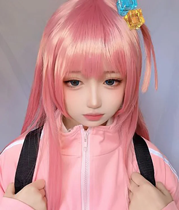 Vẻ đẹp quyến rũ trong bức tranh của một cô gái cosplay hầu gái.