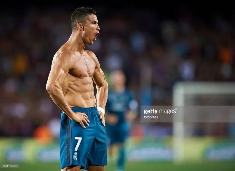 Meme Ronaldo thể hiện cơ bụng hài hước của mình