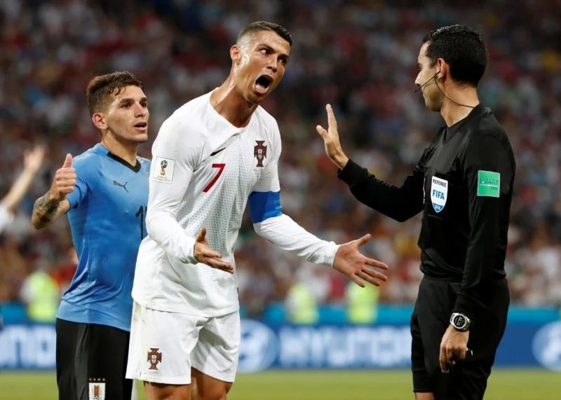 Meme Ronaldo hài hước tranh cãi với trọng tài