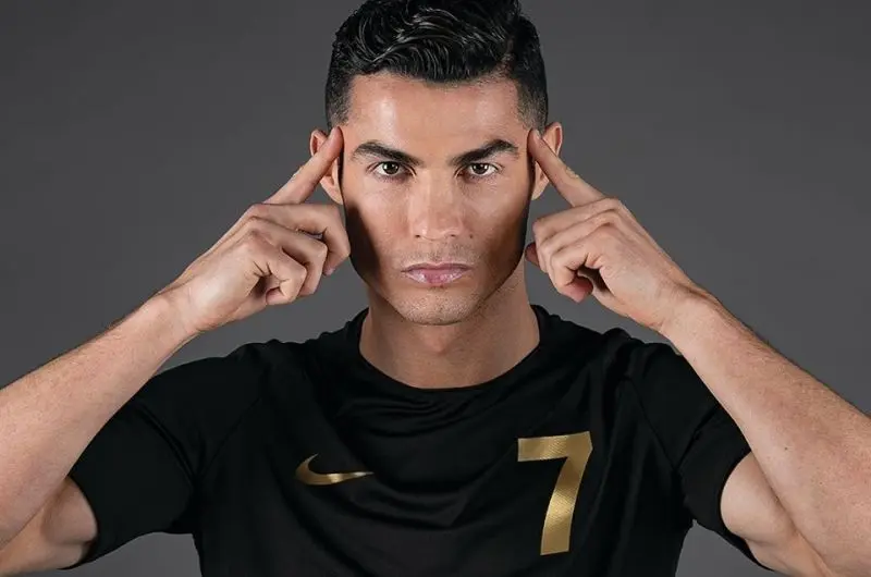 Ronaldo đẹp trai với đôi mắt sắc bén