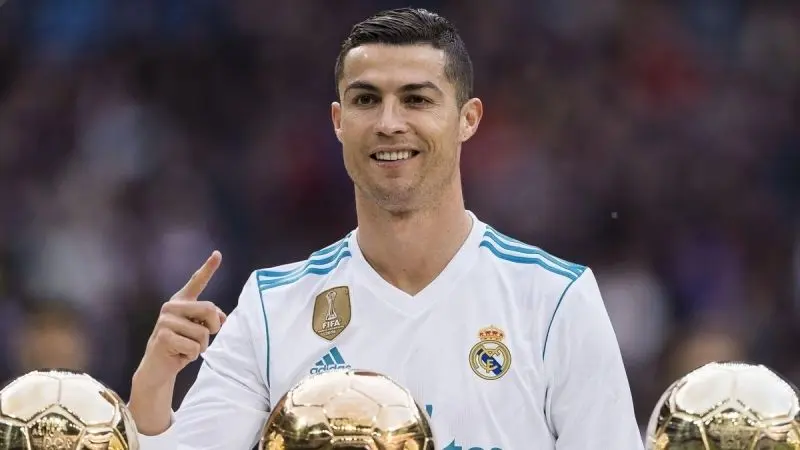 Ronaldo đẹp trai ở giữa sân