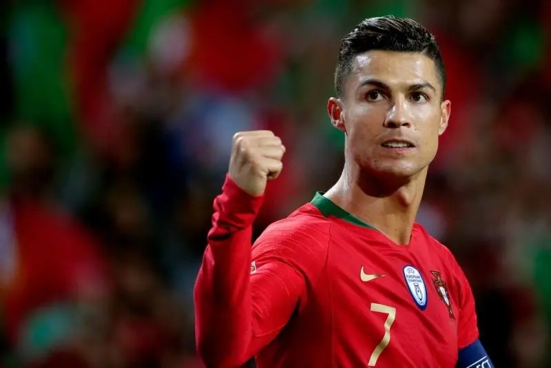 Ronaldo đẹp trai khi tập hợp trên sân