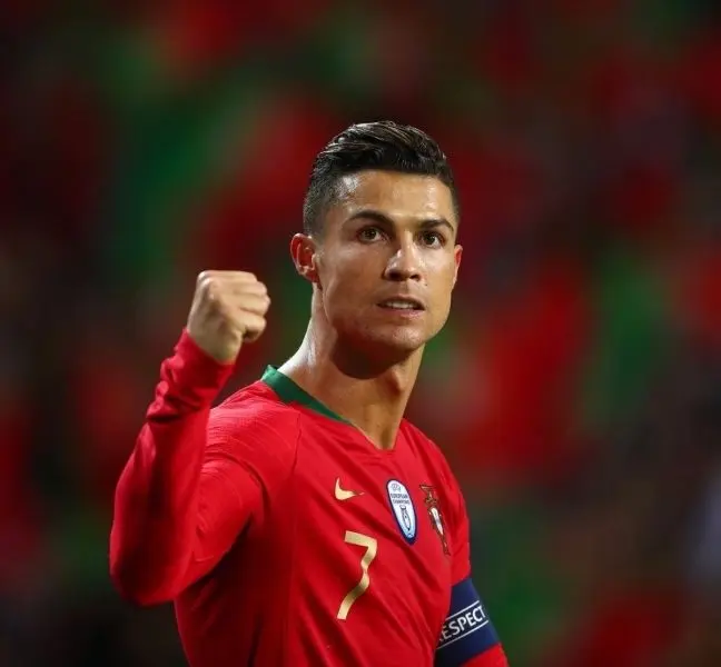 Ronaldo đẹp trai trên cỏ xanh