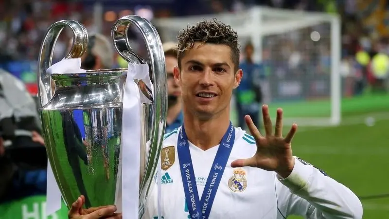 Ronaldo đẹp trai trên sân với nụ cười