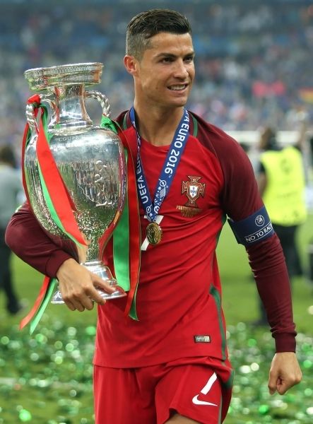 Ronaldo đẹp trai khi với đồng đội của mình