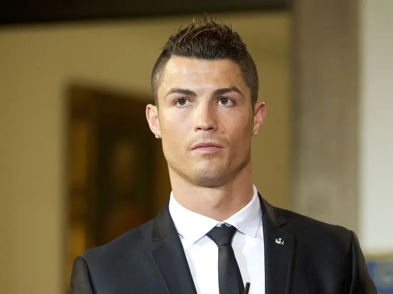 Ronaldo đẹp trai trong mọi bước