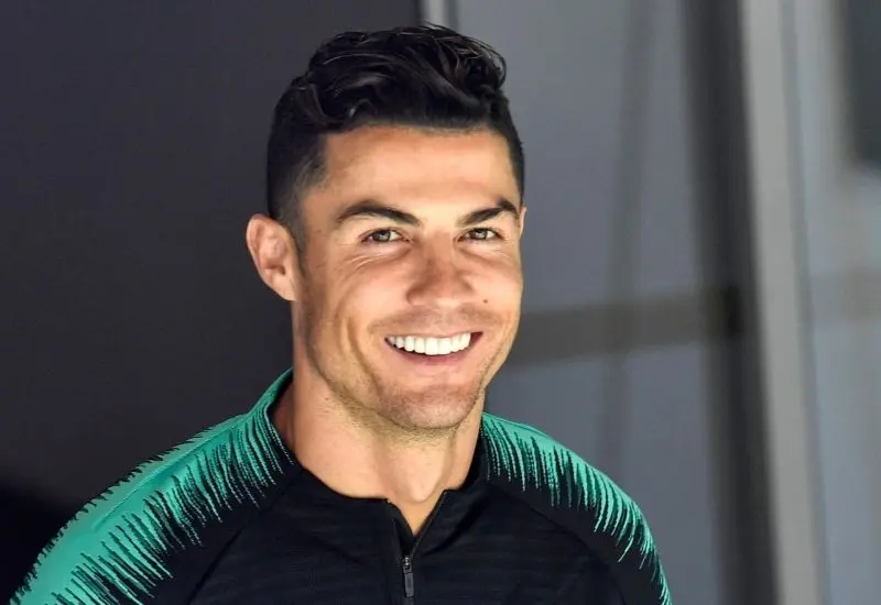 Ronaldo đẹp trai khi nhìn đi chỗ khác