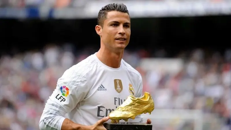 Ronaldo đẹp trai khi tương tác với người hâm mộ