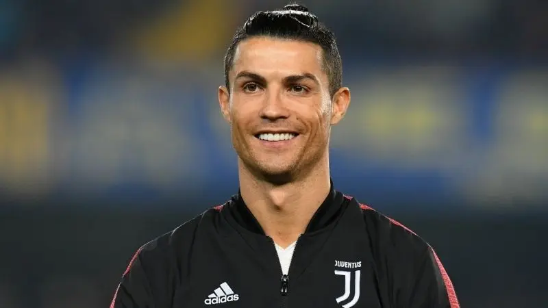 Ronaldo đẹp trai trong một ánh mắt mạnh mẽ