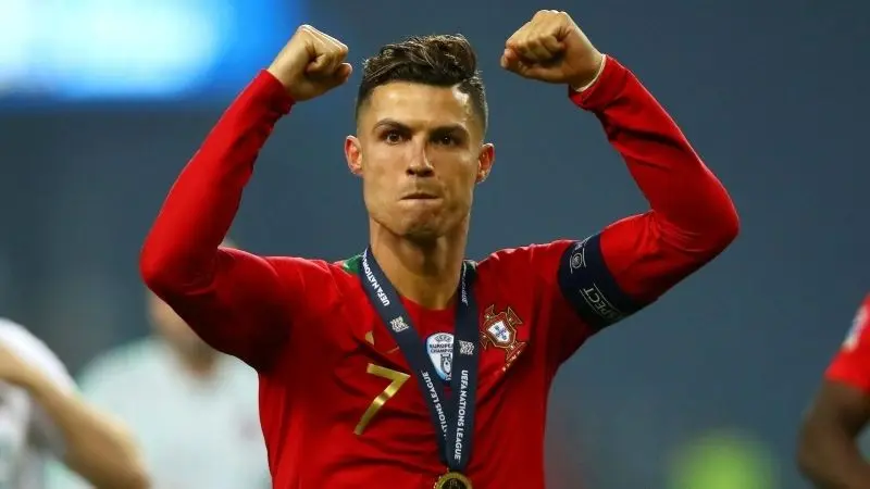 Ronaldo đẹp trai với sự bình tĩnh trên sân